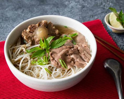  フシン市の「牛肉麺」：濃厚な牛骨スープとモチモチ食感の麺が織り成す至福の一杯！