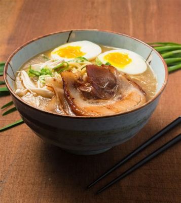  和歌山ラーメン、濃厚な豚骨スープとモチモチの麺が織りなす至福のハーモニー！