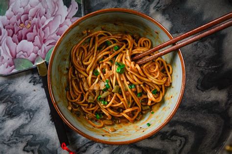   Wuhan の 熱utiful  Reganmian：スパイスの 刺激 と しっとりとした麺のコントラスト！